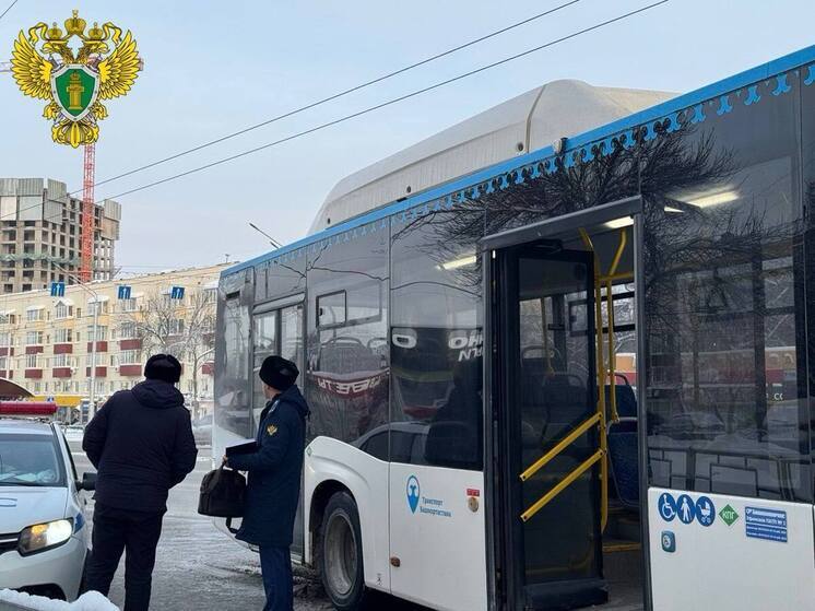 В Уфе пассажирский автобус попал в ДТП, пострадали люди