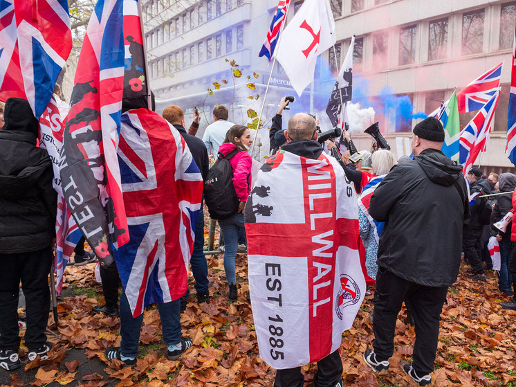 В Британии семьи военных возмущены планом поселить 300 мигрантов рядом с базой