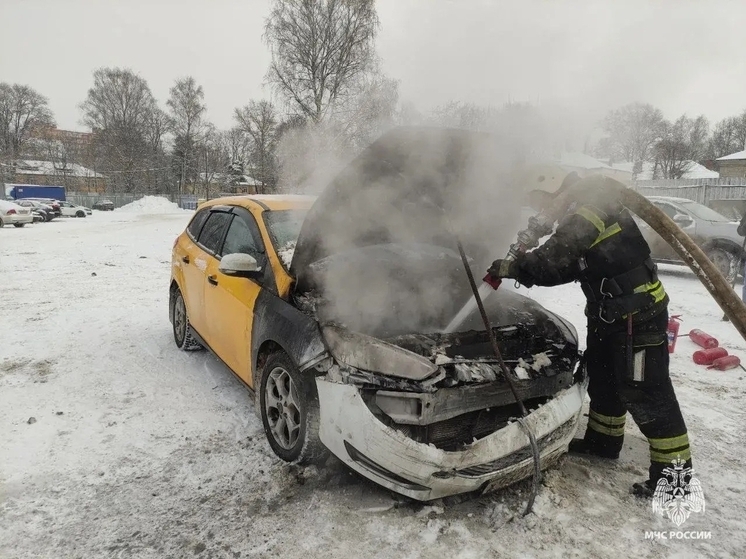 На улице Зинаиды Тимофеевой в Твери горел автомобиль