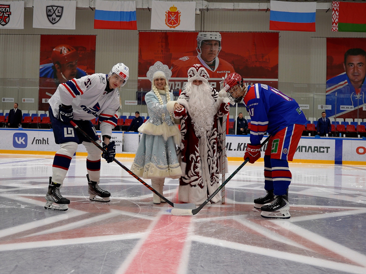 Дед Мороз вышел на лёд во время матча между «АКМ-Новомосковск» и «Ладьёй»