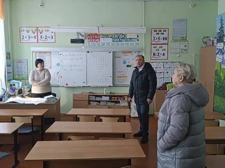 Глава округа посетил Прохоровскую гимназию после жалоб на температуру в классах