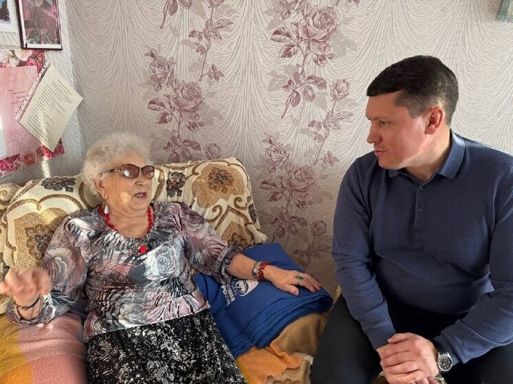 Евгений Молодняков поздравил саяногорских ветеранов с Новым годом