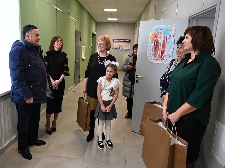 Полпред в СЗФО Игорь Руденя вручил новогодний подарок девочке из Тверской области