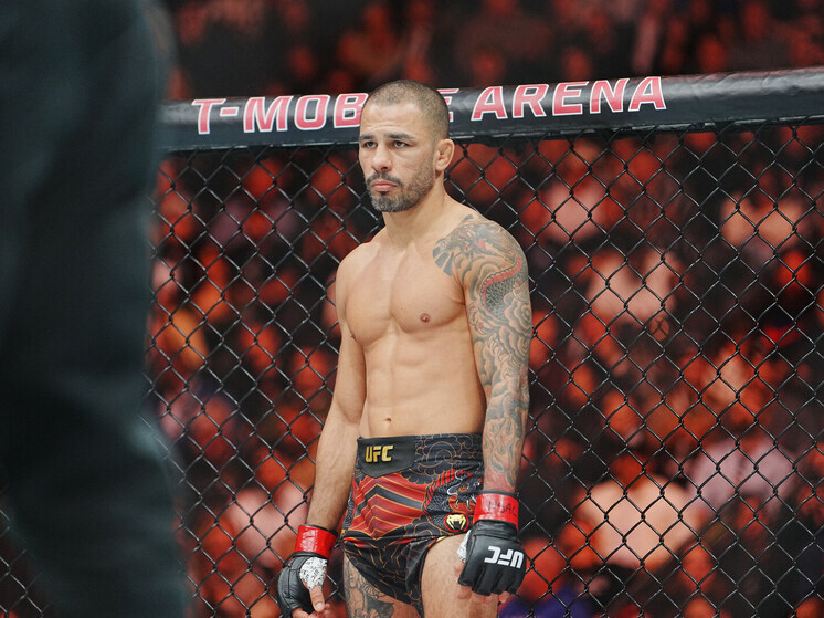 Бразилец выбил локоть во время защиты титула на турнире UFC 323