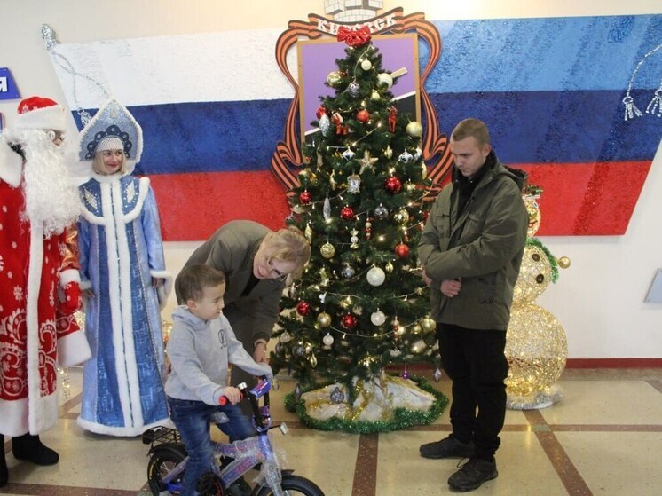 Заместитель руководителя Администрации Главы ЛНР исполнила новогодние желания двух братьев