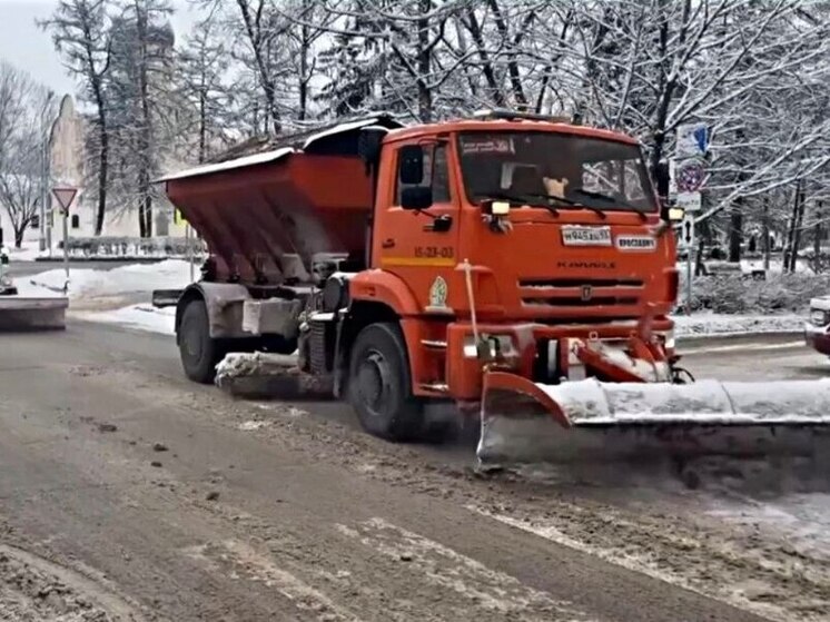 Великий Новгород убирают от снега 109 единиц техники и 114 дворников