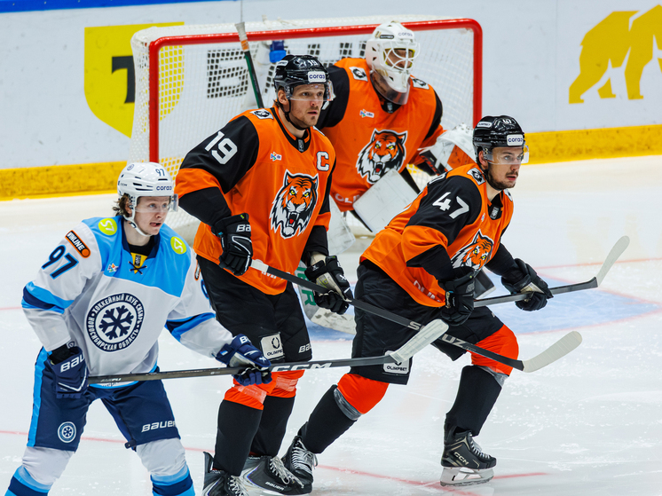 Календарный год подходит к концу, завершился последний рабочий день, на улицах городов Континентальной хоккейной лиги царит праздничная атмосфера, горожане в предвкушении длинных выходных, но вот на аренах пока не до отдыха