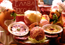 10 января 2025 года — это особый день в народном и церковном календаре, когда переплетаются память о первых христианских мучениках и древние славянские традиции. В православии чтят апостола от 70 Никанора, одного из первых диаконов, принявшего мученическую смерть, а также 20 тысяч христиан, сожжённых в Никомидии в 302 году. В народе этот день называли Домочадцевым днём или Рождественским мясоедом — с этого времени после поста разрешалось есть мясо, а семья собиралась вместе за обильным столом.