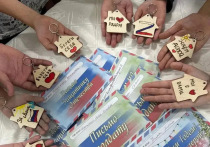 В преддверии Нового года воспитанники астраханских социально-реабилитационных центров «Вера» и «Дружба» подготовили письма и открытки для военнослужащих, участвующих в специальной военной операции
