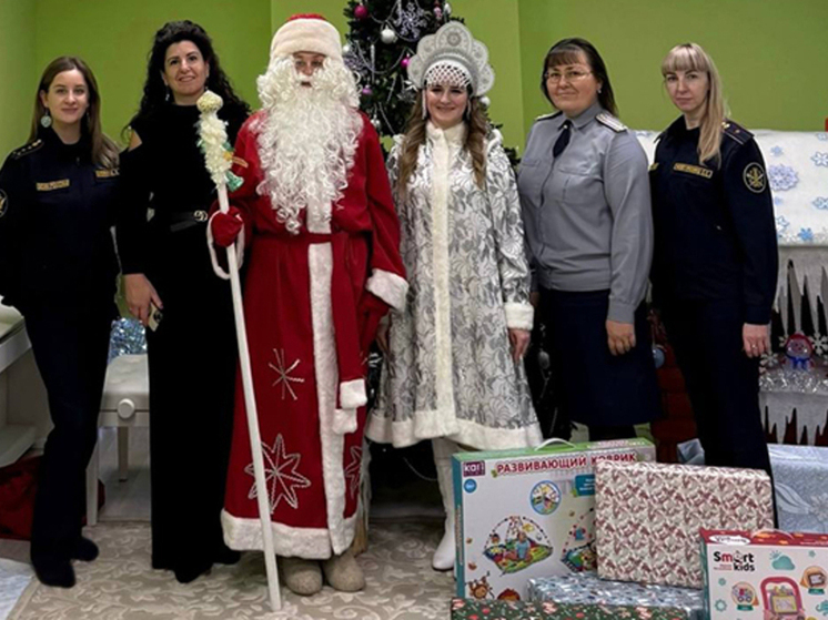 В Туле сотрудники УФСИН пришли к детям с подарками перед Новым годом