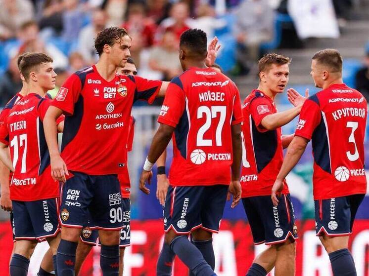 В последние дни 2025 года, несмотря на небольшое похолодание, весьма жарко в офисе московского ЦСКА. В преддверии очередной контрольной точки для российского футбола армейцы могут сделать изменения в составе. В частности, поговаривают, что у ЦСКА будет до шести новых игроков в зимнюю паузу. Давайте попробуем разобраться в этой череде инсайдерских новостей. 