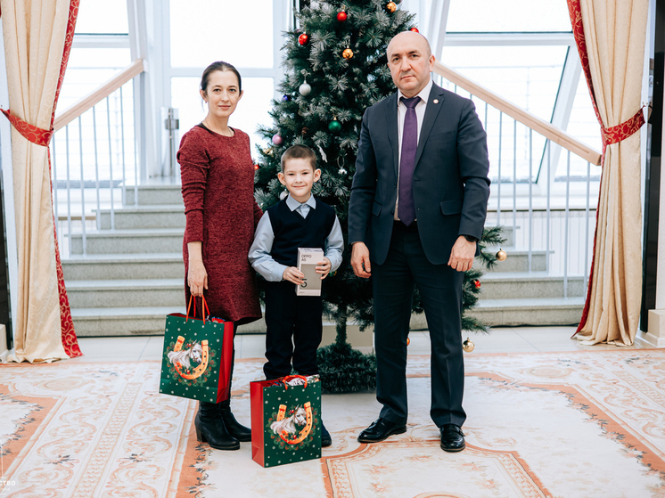 Премьер-министр Сергей Артамонов принял участие в акции «Елка желаний»