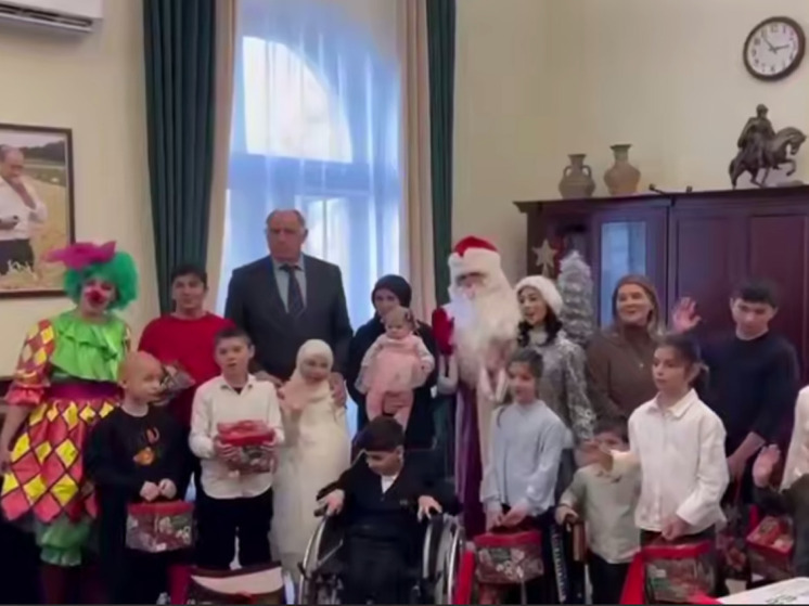 Премьер Дагестана исполнил новогодние мечты 10 детей в рамках акции «Ёлка желаний»