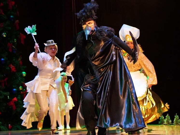 Маленьких новгородцев поздравили с Новым годом на «Елке мэра»