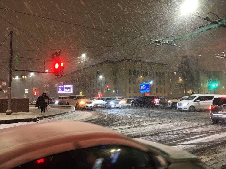 Последний рабочий день уходящего года запомнится петербуржцам метелью