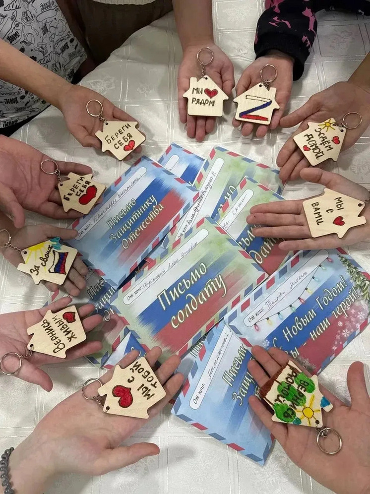 Астраханские воспитанники соцучреждений отправили новогодние письма бойцам СВО