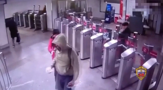 На станции метро «Южная» мужчина без билета плеснул в лицо девушке горячим кофе 