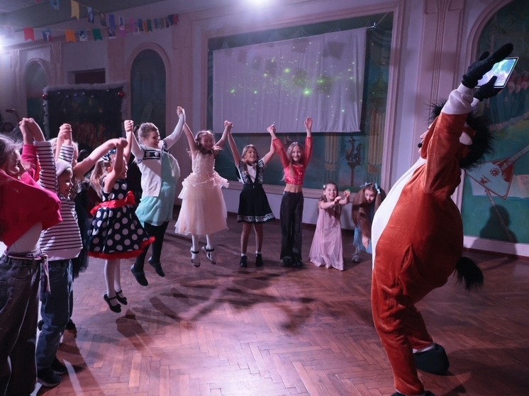 В Орле детям показали представление «В Новый год с Конём Юлием»