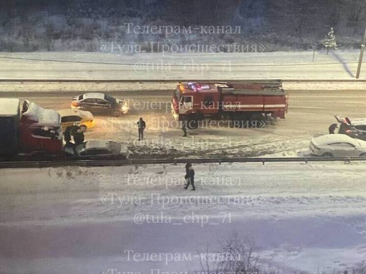 На Хворостухина в Туле легковой автомобиль столкнулся с фурой