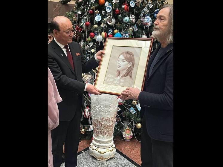 Захарова получила в подарок вазу от сестры Ким Чен Ына