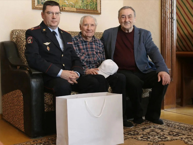 Сотрудники полиции Ставрополья поздравили 100-летнего ветерана Великой Отечественной войны с Новым годом