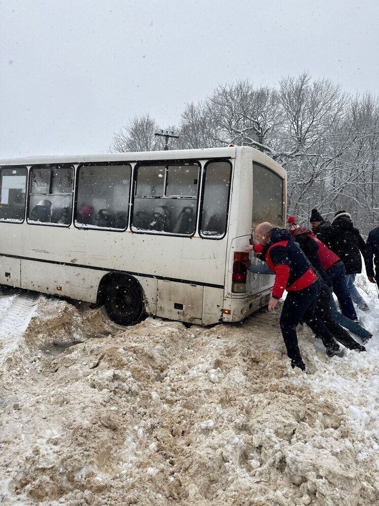 Автобус попал в снежный занос около Ясной Поляны