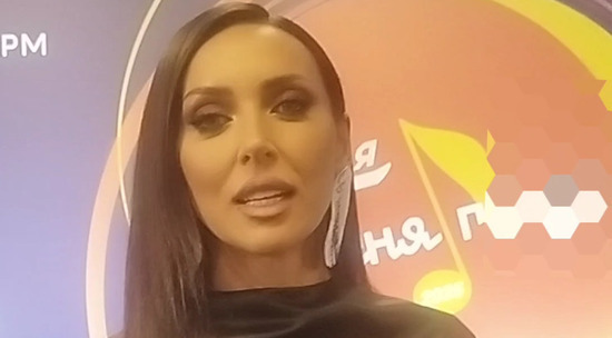 Алсу поздравляет читателей «МК» с наступающим праздником