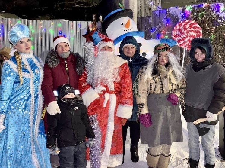 В поселке Подмаячный устроили праздник с хороводом, самоваром и подарками от депутатов