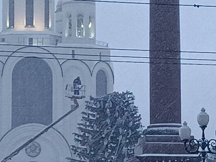 Улетевшую верхушку калининградской елки вернут на место до конца 31 декабря