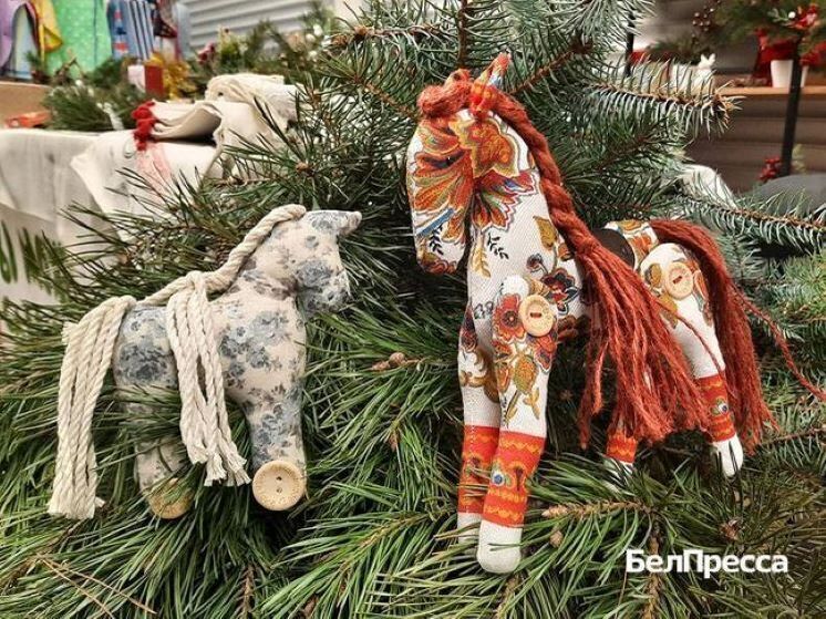 Татьяна Макеева создает изделия в технике макраме, а также вяжет крючком
