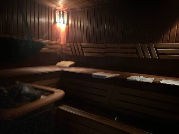 Поход в баню на Новый год считается отличным способом снять накопившееся напряжение, улучшить кровообращение и мягко «перезагрузить» организм
