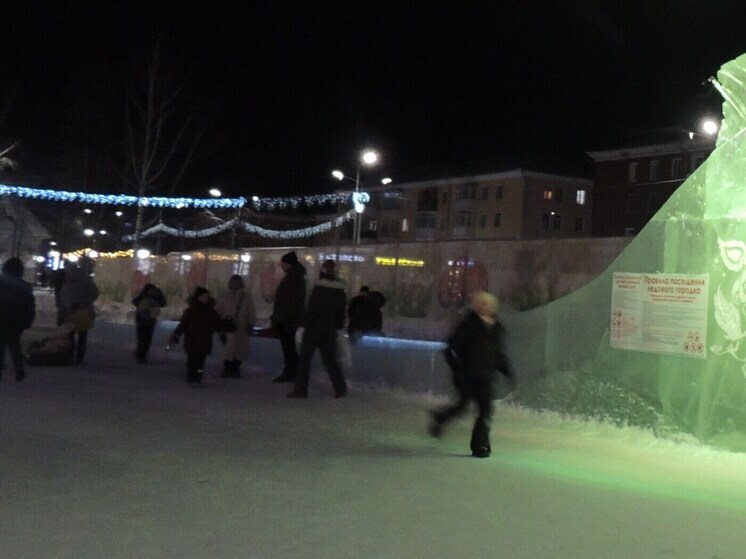 Ледовый городок в Ревде открыли рядом со стройкой фонтана