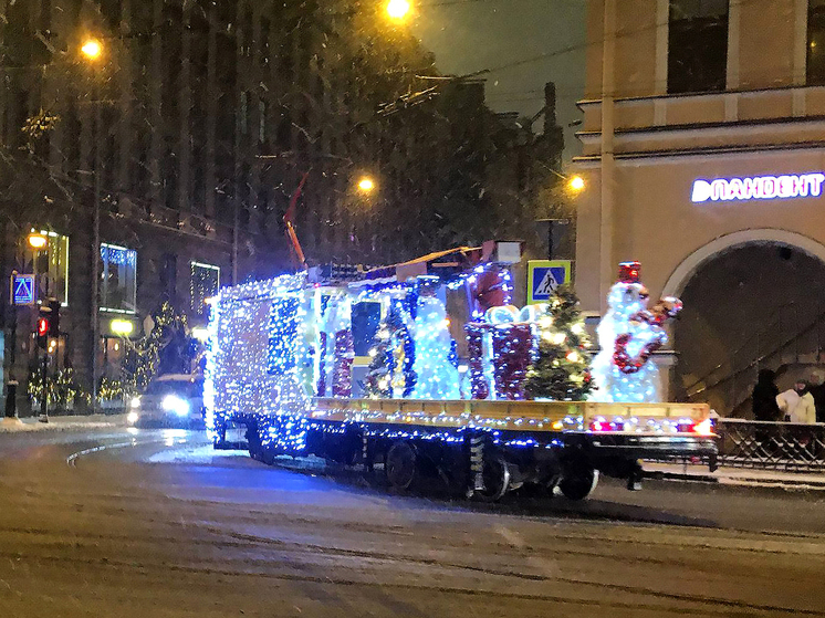 В Петербурге заметили «волшебный» трамвай с ёлками и снеговиками