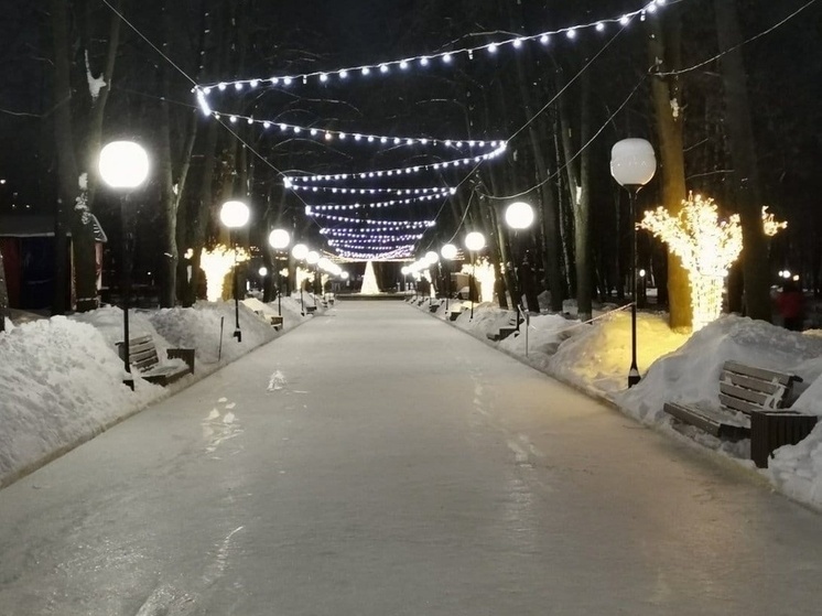 В Юбилейном парке завершается подготовка катка