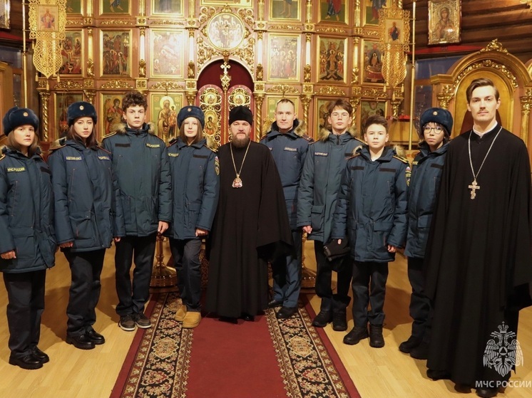 Кадетов НАО впечатлили иконостас и убранство собора