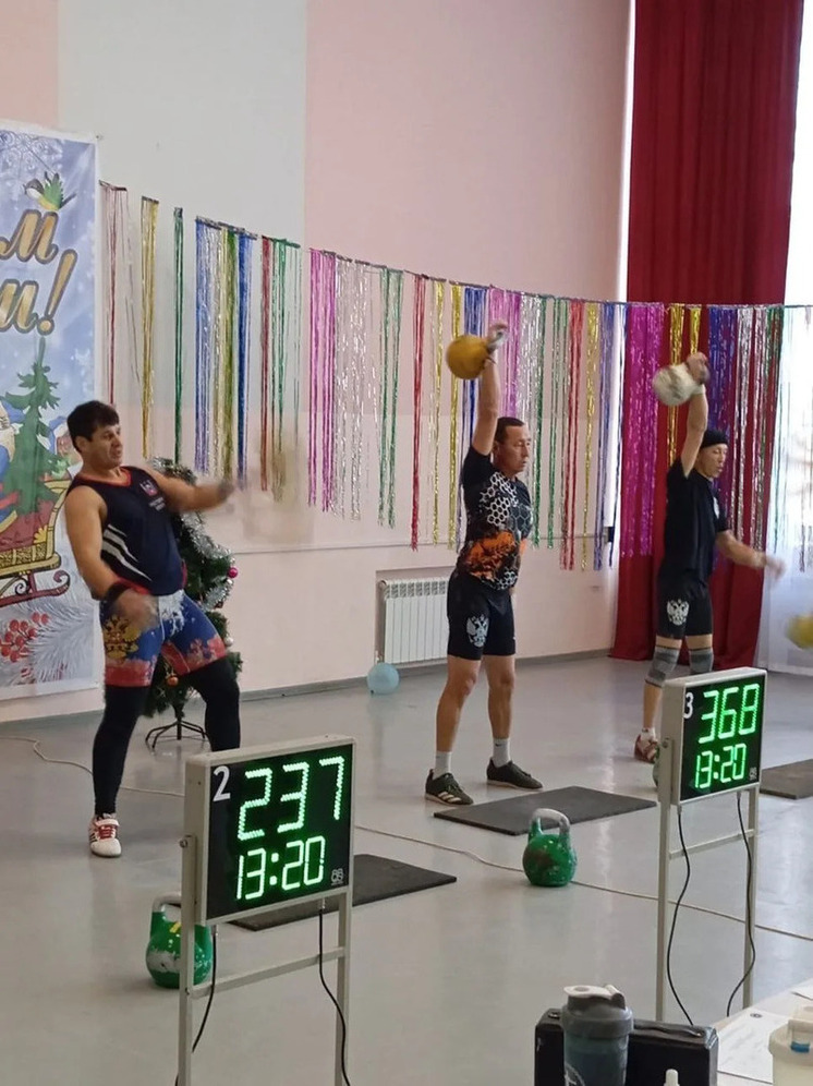 В райцентре Калмыкии состоялось открытое первенство по гиревому спорту
