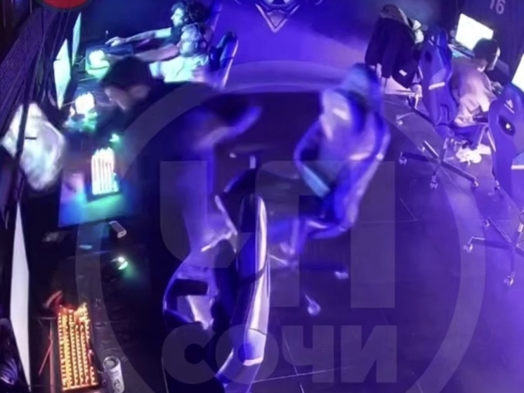 Соцсети: В компьютерном клубе Адлера мужчина разбил монитор и полез в драку с персоналом