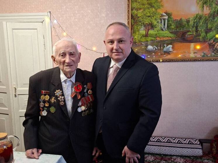 Глава Администрации города Тамбова Максим Косенков встретился с участником Великой Отечественной войны