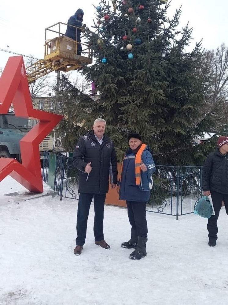 В Курске у кинотеатра Родина установили новогоднюю елку