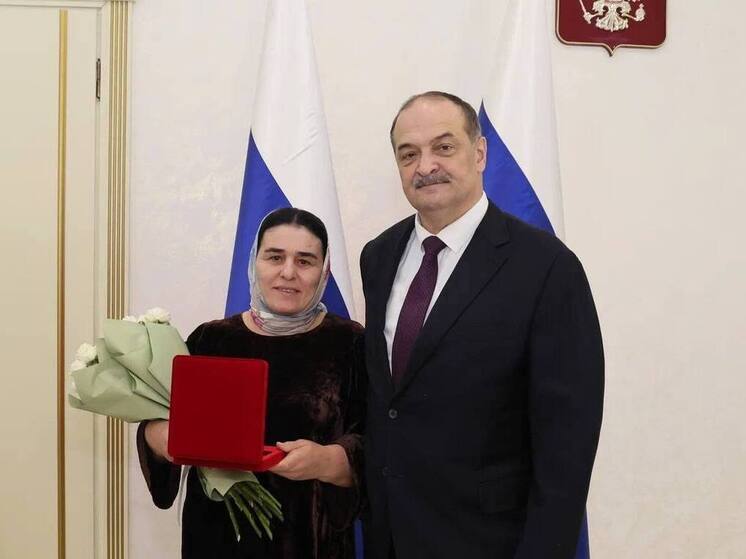 Меликов вручил госнаграды медикам, учителям и работникам культуры