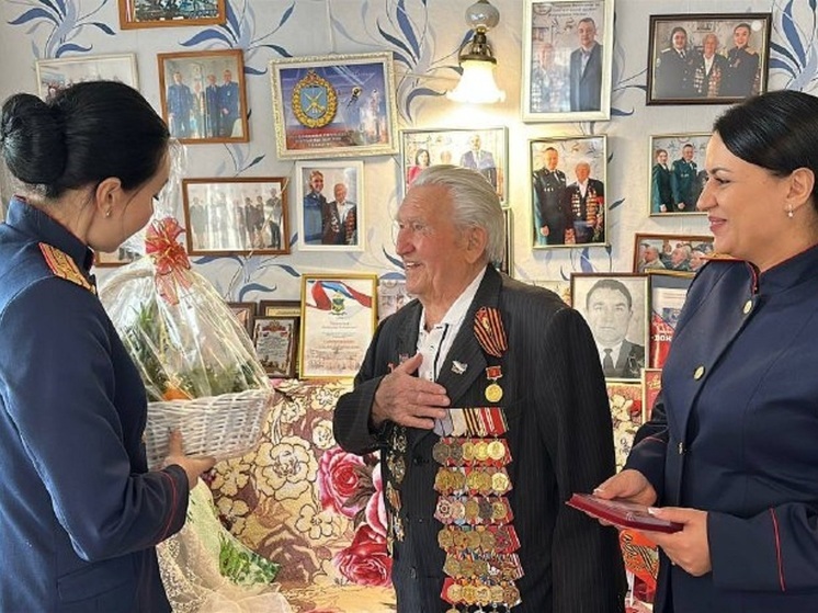 Медаль «80 лет Победы» и праздничные корзины: как в Приморье поздравили ветеранов войны