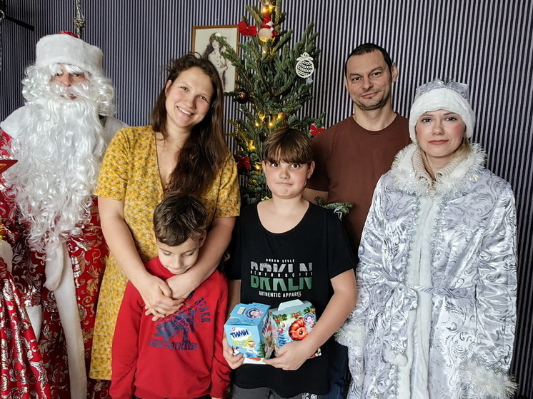 Телефоны, коляска и мотоцикл: какие мечты исполнили Дед Мороз и Снегурочка от МЧС