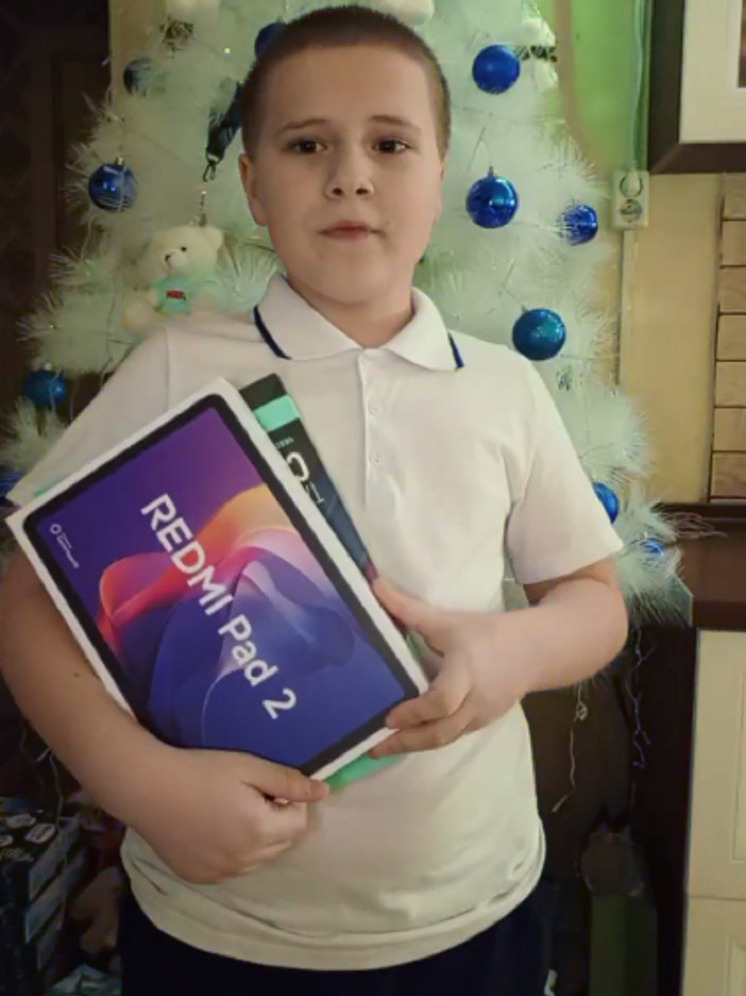 Учиться и общаться со сверстниками онлайн сможет школьник из Салехарда благодаря подарку от депутата Госдумы