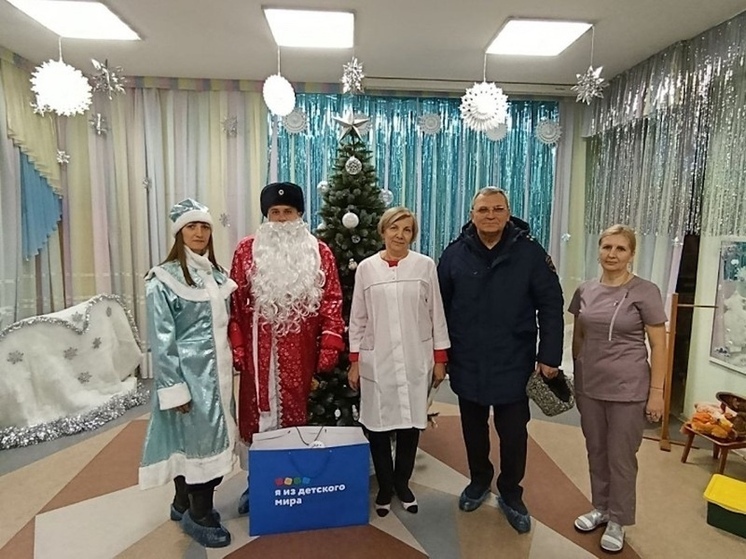 Подарки и внимание от сотрудников МВД: акция «Полицейский Дед Мороз» в Амурской области