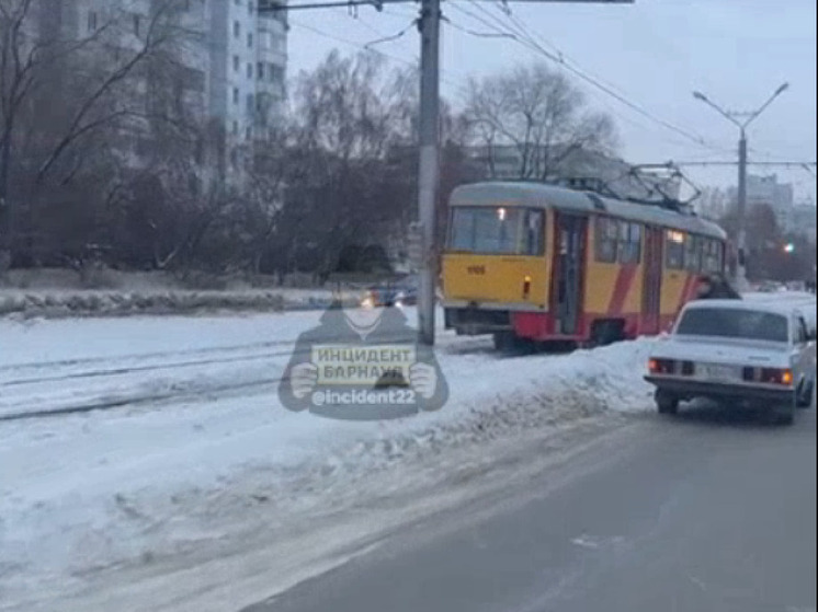 Трамвай сошел с рельсов на улице Попова в Барнауле