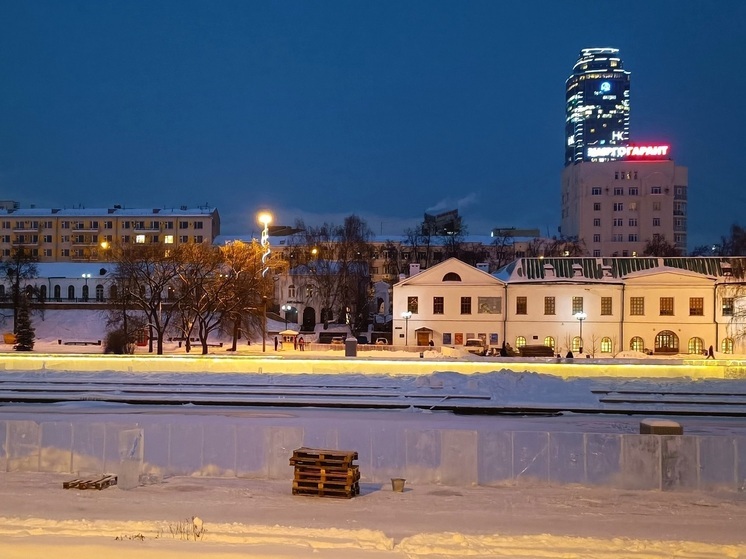Постройка Ледового городка Екатеринбурга продолжается