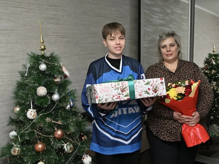 Губернатор Томенко под Новый год подарил коньки мальчику из Барнаула