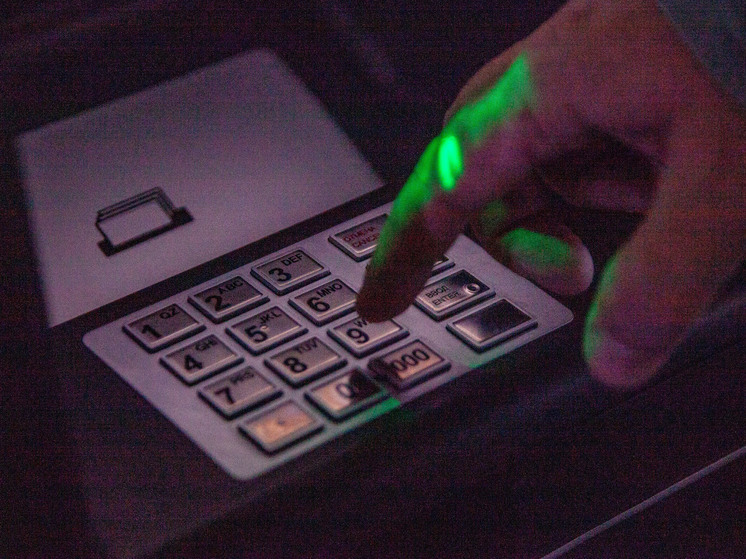 РИА Новости: банки в РФ начали блокировать снятие крупных сумм через банкоматы