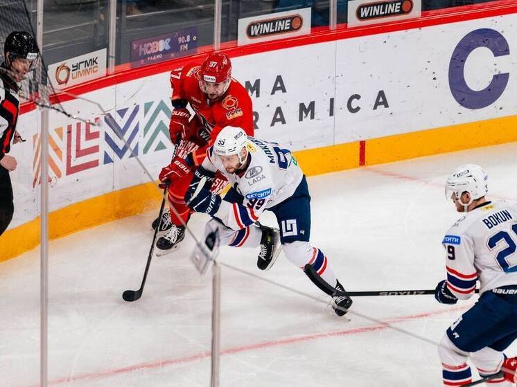 ХК «Лада» из Тольятти проиграл «Автомобилисту» в Екатеринбурге со счетом 3:4