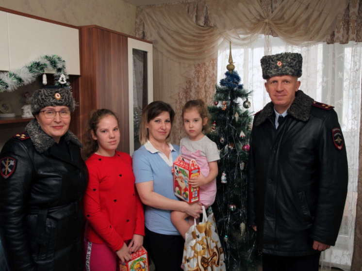 Орловские полицейские поздравили семьи коллег, находящихся в командировках